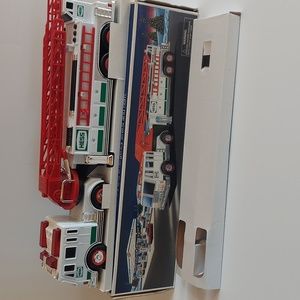 Hess 2000 fire truck New , box has Little wear.